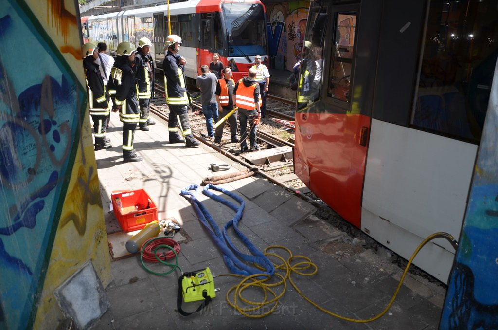 Unfall zwischen zwei KVB Bahnen Koeln Hoehenhaus Im Weidenbruch P117.JPG